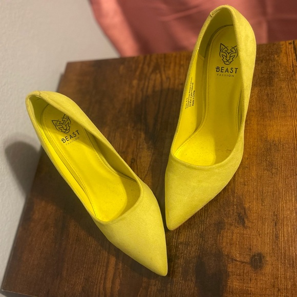 Yellow sued pumps - Picture 5 of 6